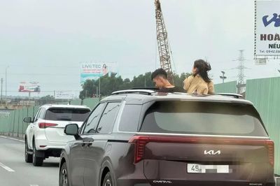 Phạt tài xế để 2 trẻ em thò đầu ra cửa sổ trời khi ô tô chạy trên cao tốc