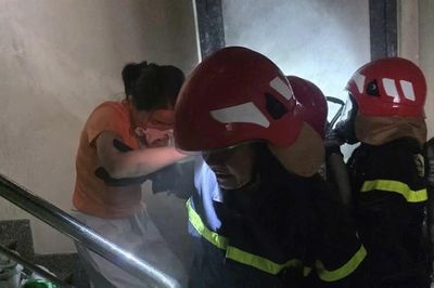 Cứu 4 người thoát khỏi đám cháy căn nhà 6 tầng