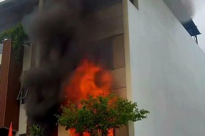 Giải cứu hai người mắc kẹt trên tầng ba trong căn nhà hỏa hoạn