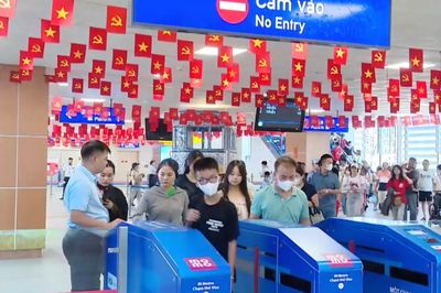 Đi tàu điện metro ngày Quốc khánh
