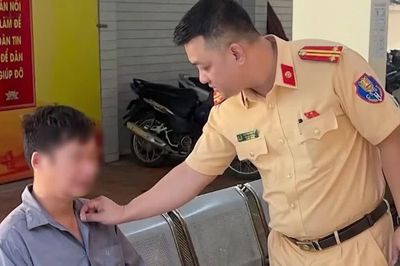 CSGT Hà Nội hỗ trợ người lao động bị thương về quê