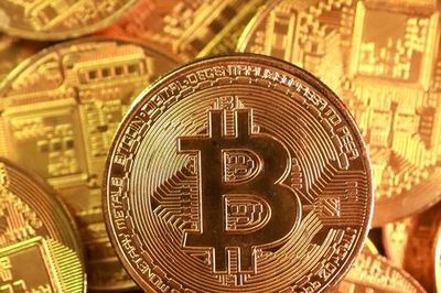 Dòng vốn ETF đảo chiều, Bitcoin lùi sâu về mốc 76.500 USD sau chuỗi ngày tăng nóng