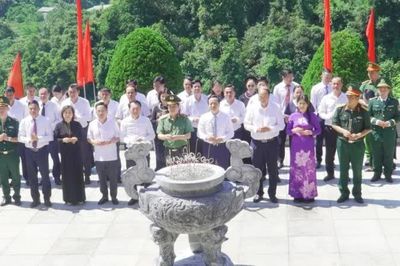 Đoàn đại biểu tỉnh dâng hương tưởng niệm Chủ tịch Hồ Chí Minh tại Khu di tích QGĐB Pác Bó