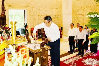 Bí thư Tỉnh ủy, Chủ tịch HĐND tỉnh Phan Thăng An dâng hương, dâng hoa Đền thờ Bác Hồ