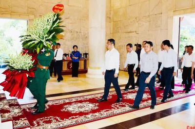 Bí thư Tỉnh ủy, Chủ tịch HĐND tỉnh Phan Thăng An dâng hương, dâng hoa tại Đền thờ Bác Hồ