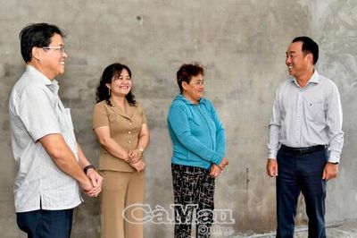 Dâng quà Tết Ðộc lập