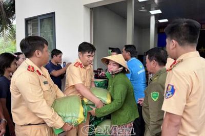 Trao 100 phần quà cho người dân khó khăn dịp 2/9