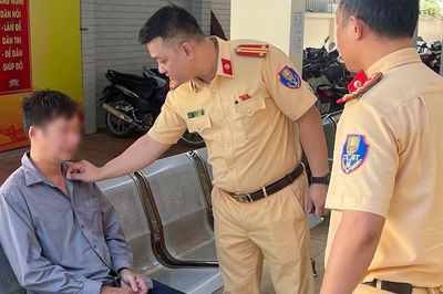 Người thợ xây bị rách giác mạc, kiệt sức trên đường về quê được CSGT kịp thời giúp đỡ