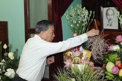 Tổng Bí thư, Chủ tịch nước Tô Lâm dâng hương tưởng niệm Chủ tịch Hồ Chí Minh
