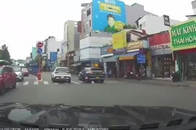 Mời làm việc với tài xế ô tô ép ngã người đi xe máy rồi bỏ chạy ở TPHCM
