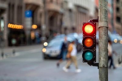 Vì sao đèn giao thông có 3 màu xanh, vàng, đỏ?