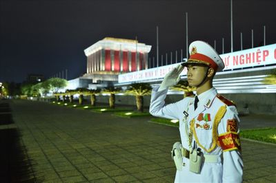 Đêm đầu tiên làm nhiệm vụ canh giấc ngủ cho Người