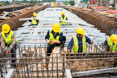 Công nhân xuyên lễ thi công cầu Trần Hưng Đạo, lắp những đốt dầm đầu tiên