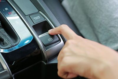 Những lưu ý khi lái xe ô tô sử dụng phanh tay điện tử