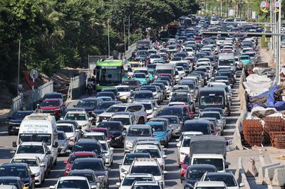 Ô tô dàn hàng 5 trên đường, người dân chật vật trở lại Hà Nội chiều 2/9