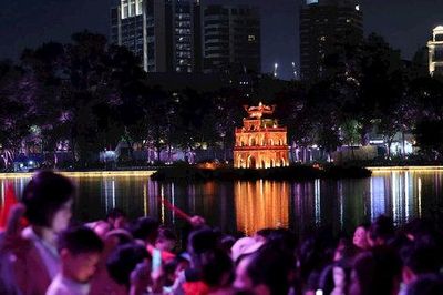 Người dân chen chân chờ xem pháo hoa Tết độc lập