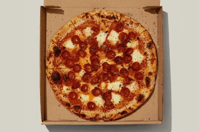 Vì sao bánh pizza hình tròn lại được đựng trong hộp vuông và cắt thành hình tam giác?