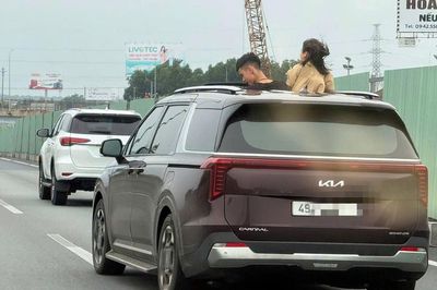 CSGT xử phạt nữ tài xế để 2 trẻ thò đầu qua cửa sổ trời trên cao tốc