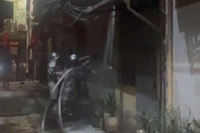 Hà Nội: Cháy nhà lúc rạng sáng, 3 người mắc kẹt và cuộc giải cứu thần tốc