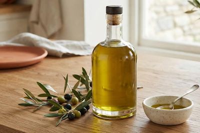 Uống một ngụm dầu ô liu trước bữa ăn có giúp hạ đường huyết không?
