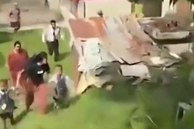 Thót tim khoảnh khắc người phụ nữ kéo 2 trẻ nhỏ chạy thoát lũ quét ở Nepal