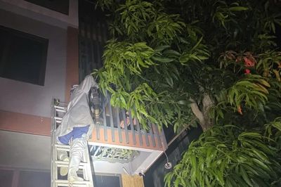 Rạng sáng, cảnh sát PCCC phá 'chuồng cọp', giải cứu 2 người mắc kẹt