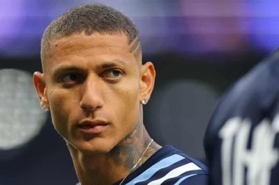 Richarlison sang Thổ Nhĩ Kỳ làm đồng đội của Salah