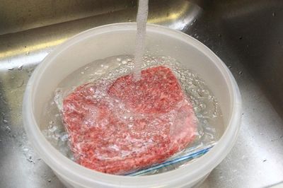 Rã đông thịt kiểu này, vi khuẩn có thể tăng chóng mặt