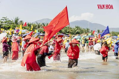 Cả làng xuống biển cổ vũ thuyền đua