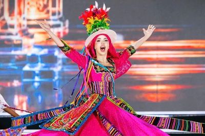 111 người đẹp quốc tế trình diễn trang phục dân tộc tại Nha Trang