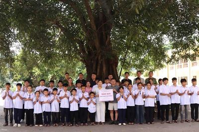 Trao 925 cặp sách, tiếp sức học sinh khó khăn đến trường