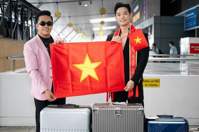 Trần Tiến Dũng catwalk, hô vang 'Việt Nam' trước giờ sang Sri Lanka