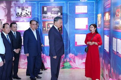 Tổng Bí thư, Chủ tịch nước Tô Lâm tham quan triển lãm 'Những tấm gương bình dị mà cao quý'