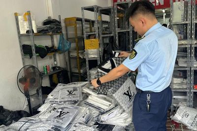 Quản lý thị trường Hà Nội tăng cường kiểm tra đột xuất hàng vi phạm quyền sở hữu trí tuệ