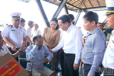 Vùng 4 Hải quân gặp mặt, động viên và bàn giao 32 ngư dân gặp nạn trên biển