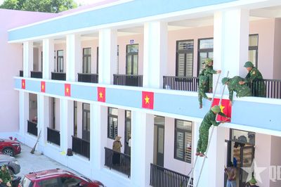 Những người lính quân hàm xanh góp sức đón năm học mới nơi biên giới