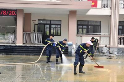Tuổi trẻ Công an TP Huế làm sạch trường lớp ở 2 trường vùng cao trước thềm năm học mới