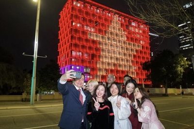 Lần đầu tiên cờ Việt Nam tỏa sáng trên Tòa thị chính Perth, mừng 81 năm Quốc khánh