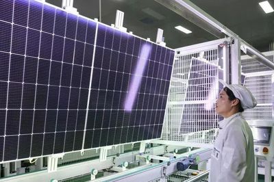 'Cai' dầu Nga, EU lại phụ thuộc năng lượng xanh Trung Quốc