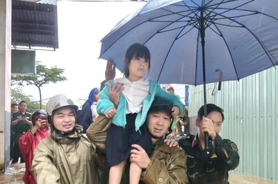 Gia Lai: Nước dâng cao, công an, bộ đội cõng trẻ nhỏ di chuyển dân khỏi vùng ngập lụt