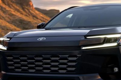 Mẫu SUV hybrid của Toyota gây sốt, đơn hàng chờ mua dài như siêu xe