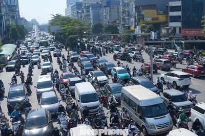 Hà Nội sáng đầu tiên sau nghỉ lễ: 'Đi hơn một tiếng vẫn chưa qua được nút giao'