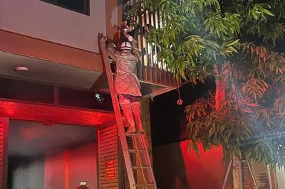 Hà Nội: Cảnh sát phá 'chuồng cọp', giải cứu 2 người mắc kẹt trong ngôi nhà 6 tầng bị cháy
