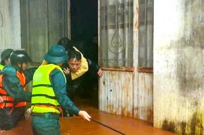 Gia Lai ngập sâu, hàng trăm cán bộ chiến sĩ vượt biển nước cứu dân