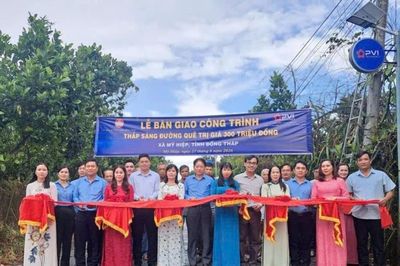 Bảo hiểm PVI Tây Nam 'Thắp sáng đường quê' tại tỉnh Đồng Tháp