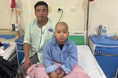 Cậu bé không cha mắc u não, bác ruột nghỉ việc chăm nom, nhà cạn tiền