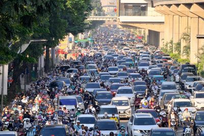 Đường phố Hà Nội ken đặc xe cộ trong ngày đầu đi làm lại sau kỳ nghỉ lễ