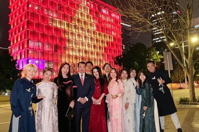 Lần đầu tiên cờ Việt Nam tỏa sáng trên Tòa thị chính Perth, Australia