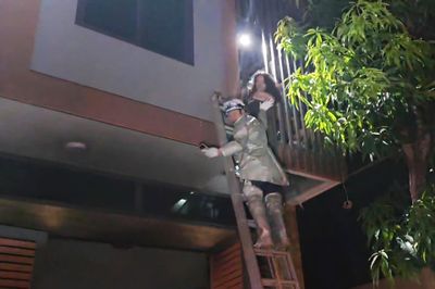 Cháy nhà 6 tầng ở Hà Nội, cảnh sát cắt thép 'chuồng cọp' giải cứu người mắc kẹt