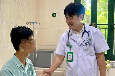 Con có BHYT miễn phí ở Đức, mẹ vẫn quyết định đưa về Việt Nam phẫu thuật